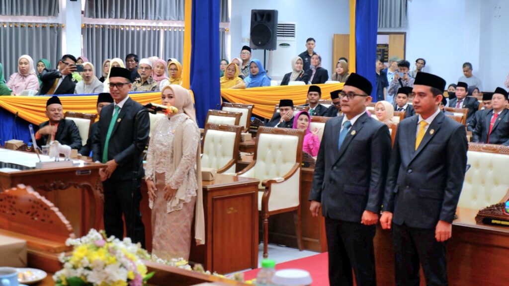 Kader Terbaik Partai Golkar DPD Kabupaten Garut, Aris Munandar, S.Pd dilantik sebagai Ketua DPRD Kabupaten Garut periode 2024-2029. Aris Munandar sukses mendapatkan simpati dari masyarakat sehingga sukses mendulang suara yang sangat signifikan. (Ft: dok)