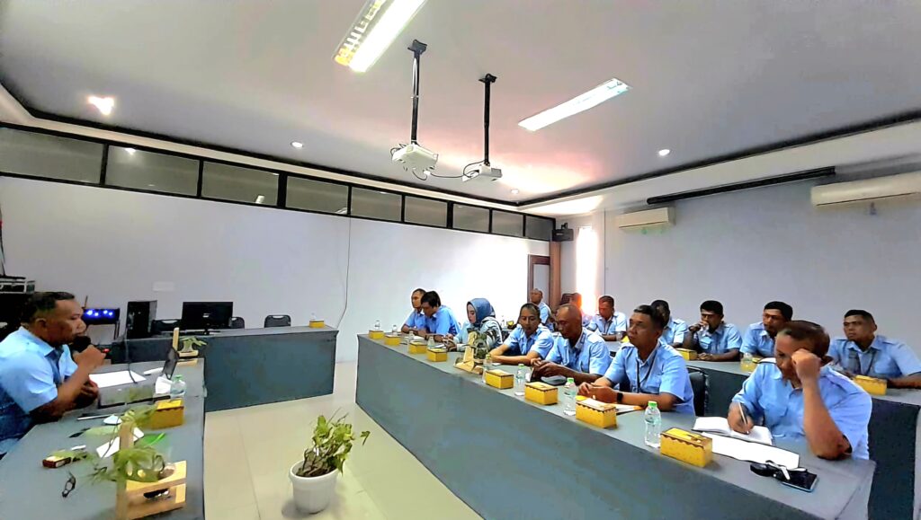 Direktur Teknik (Dirtek) Perumda Air Minum Tirta Intan Garut, Ugun Wiguna, ST., MT belum lama ini memimpin rapat penting di Aula Perumdam Tirta Intan, Senin (07/10/2024)