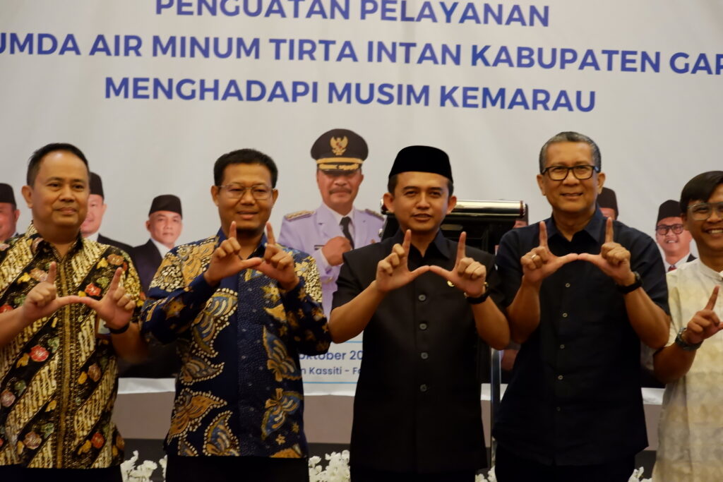 Dirut Perumda Tirta Intan Kabupaten Garut, Dr. H. Aja Rowikarim, S.Ag foto bersama dengan Ketua DPRD Kabupaten Garut, Aris Munandar serta Direktur Umum PDAM, Syamsi dan dewan Pengawas Dadang dan Hendro. (Ft: asep ahmad)