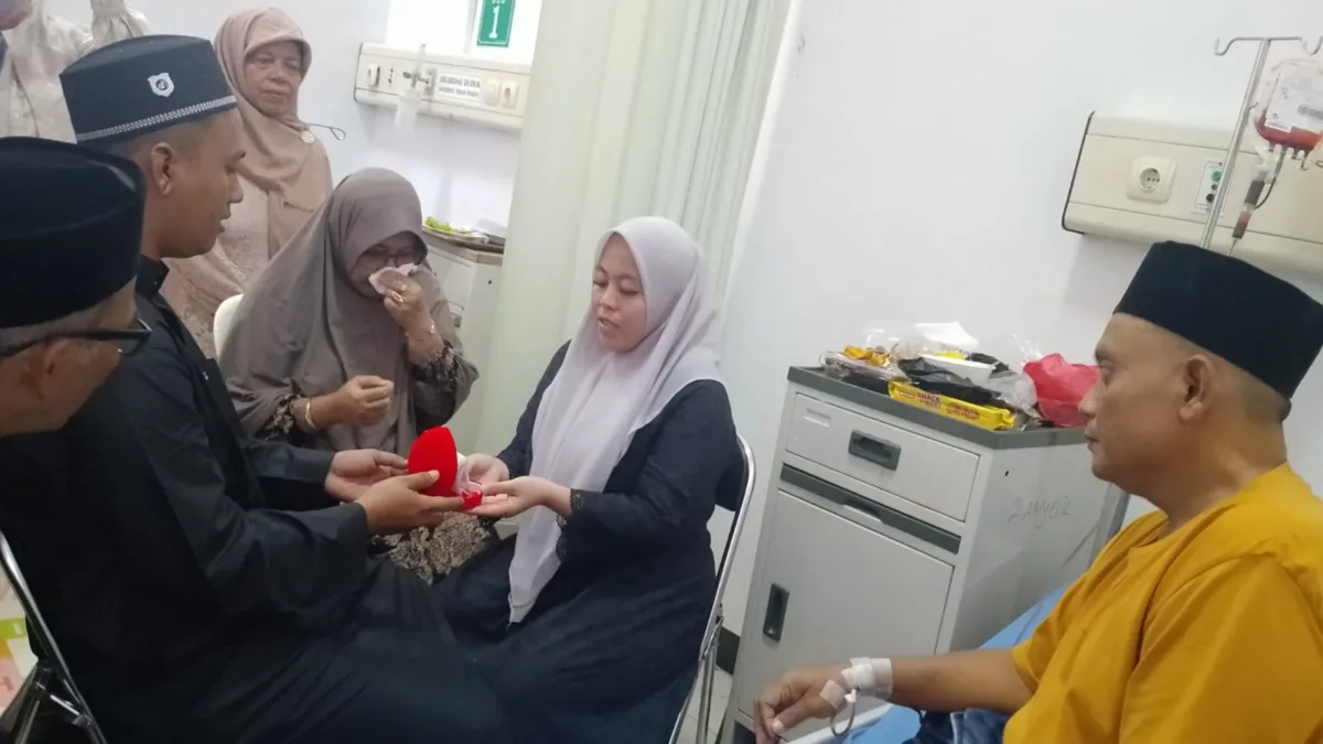Seorang Pria Berprofesi Sebagai Wartawan Menikahkan Putri Tunggalnya Di Rumah Sakit
